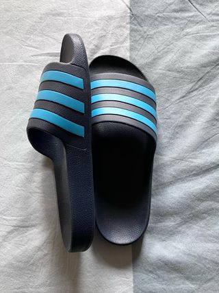 Chanclas Adidas Negras y Azules