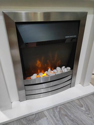 Chimenea eléctrica blanca y plateada