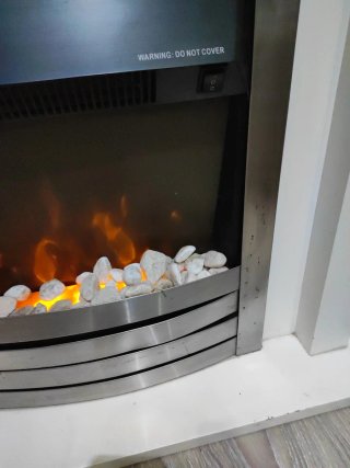 Chimenea eléctrica blanca y plateada