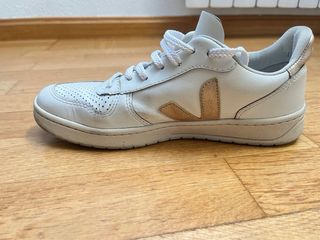 Zapatillas Veja Blancas y Doradas