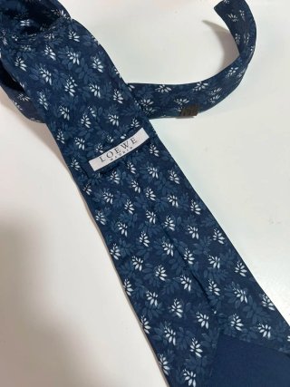 Corbata Loewe Azul con Flores Blancas
