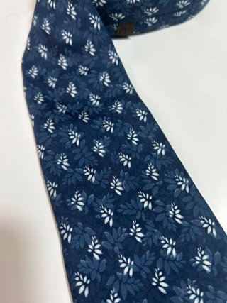 Corbata Loewe Azul con Flores Blancas