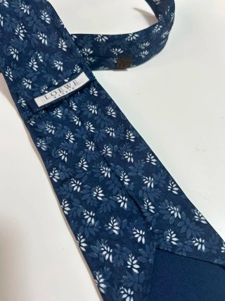 Corbata Loewe Azul con Flores Blancas