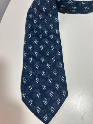 Corbata Loewe Azul con Flores Blancas