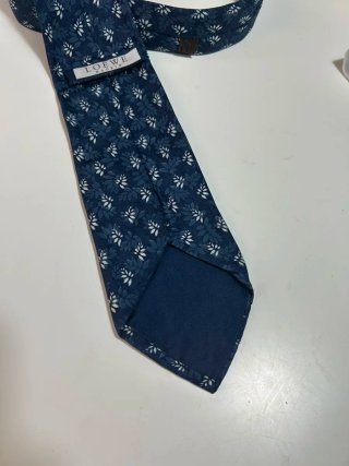 Corbata Loewe Azul con Flores Blancas