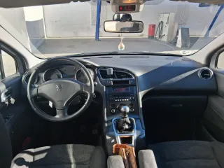Peugeot 5008 2012