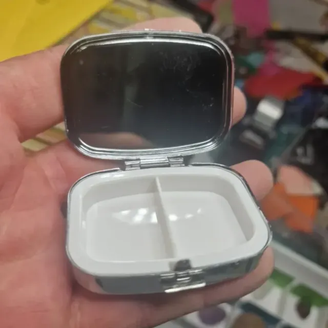 Pastillero metálico vintage - Diseño médico