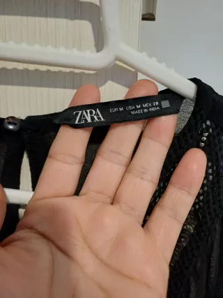 Blusa Zara mujer negra con detalles dorados