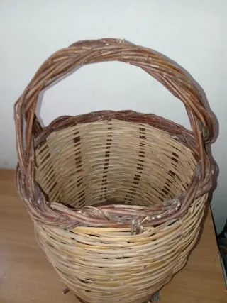 Cestino in vimini e legno