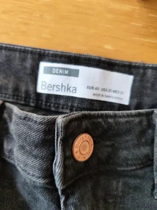 Vaqueros cortos Bershka negros rotos Talla M