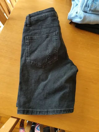 Vaqueros cortos Bershka negros rotos Talla M
