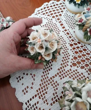 8 Cestini in Capodimonte più 8 mazzolini