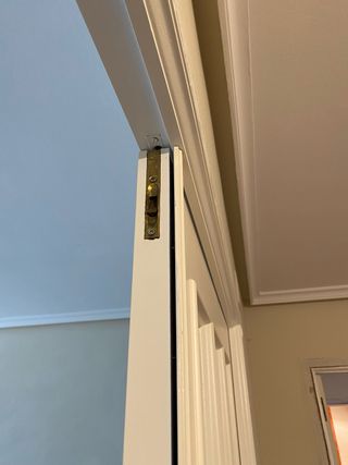 Puerta lacada doble con cristal blanca molduras.