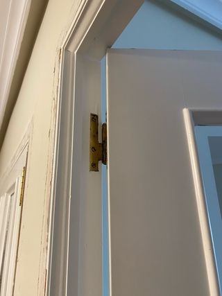 Puerta lacada doble con cristal blanca molduras.