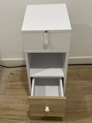 Mesita de noche blanca y madera