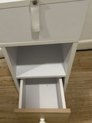 Mesita de noche blanca y madera