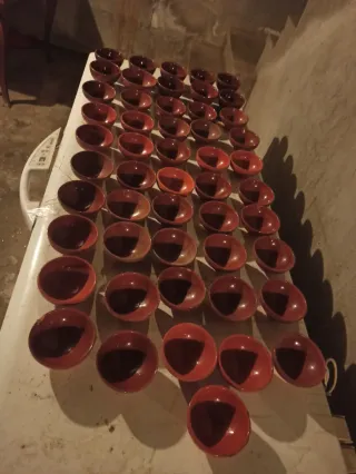 Tazones de barro marrones y naranjas son 50 tazons