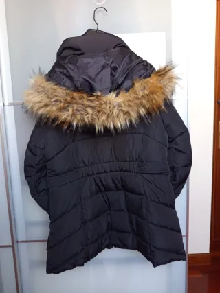 Abrigo acolchado negro con capucha de pelo Talla M