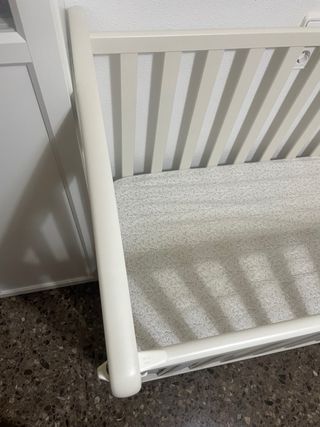 Cuna de madera blanca