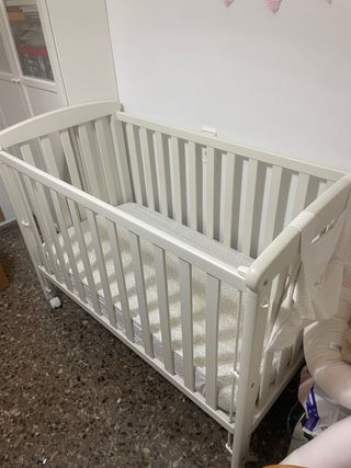 Cuna de madera blanca