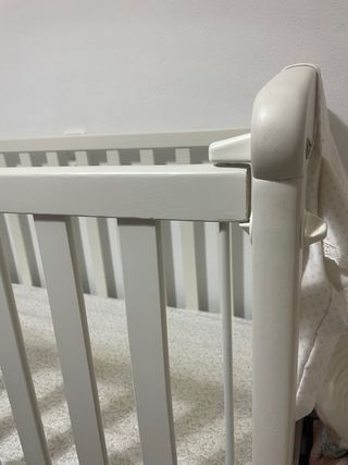 Cuna de madera blanca
