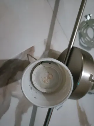 Lámparas de techo plateadas y blancas