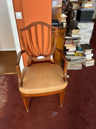 Butaca de madera y cuero, hay 4 unidades