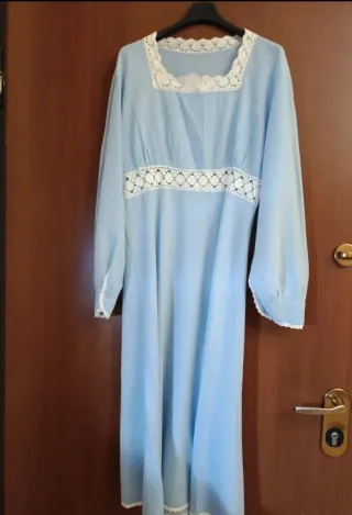 Camicia da notte azzurra con pizzo bianco