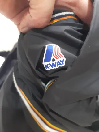 K-Way Giacca Nera con Zip Colorata