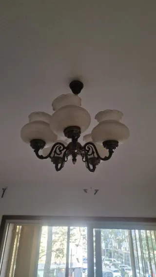 Lámpara de techo dorada y blanca