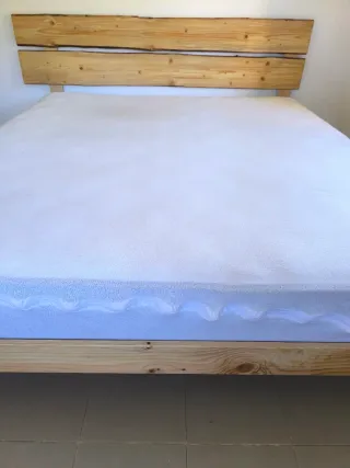 Estructura cama madera natural y colchón