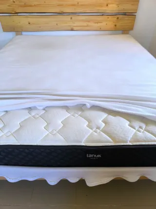 Estructura cama madera natural y colchón