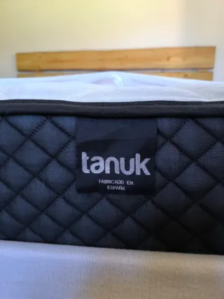 Estructura cama madera natural y colchón