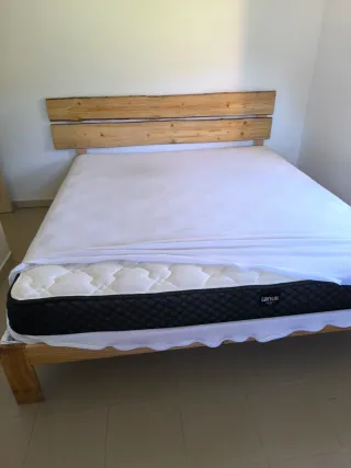 Estructura cama madera natural y colchón