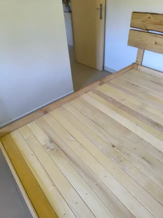 Estructura cama madera natural y colchón