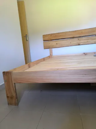 Estructura cama madera natural y colchón