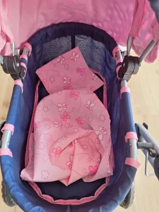 Cochecito de muñecas azul con corazones