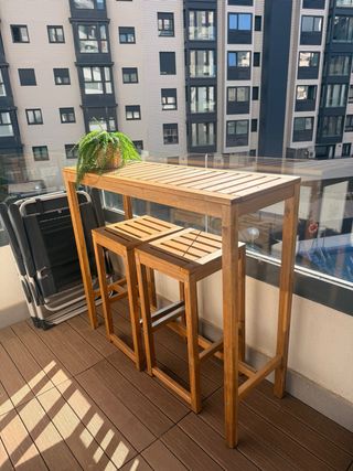 Mesa alta madera clara con 2 taburetes