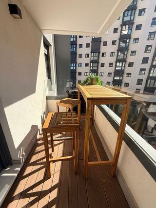 Mesa alta madera clara con 2 taburetes