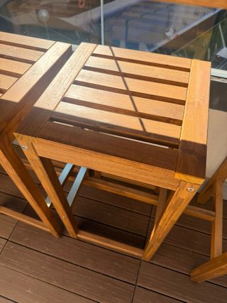 Mesa alta madera clara con 2 taburetes