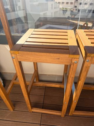 Mesa alta madera clara con 2 taburetes