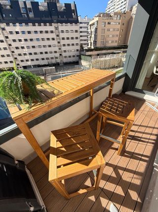 Mesa alta madera clara con 2 taburetes