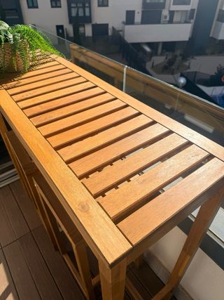 Mesa alta madera clara con 2 taburetes