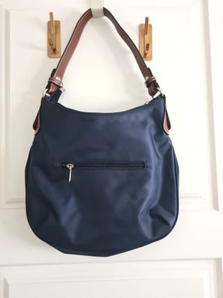 Bolso azul marino con asas marrones