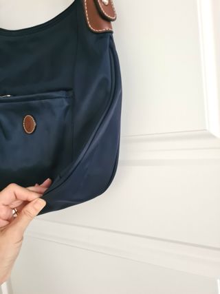 Bolso azul marino con asas marrones