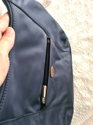 Bolso azul marino con asas marrones