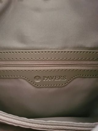 Bolso azul marino con asas marrones