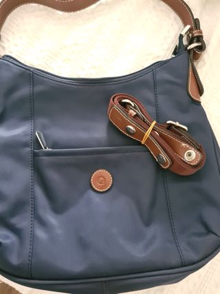 Bolso azul marino con asas marrones