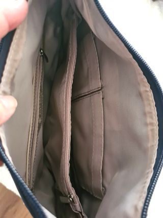 Bolso azul marino con asas marrones