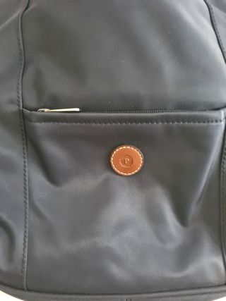 Bolso azul marino con asas marrones